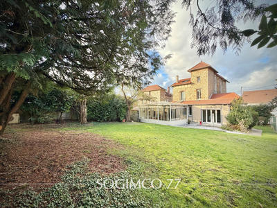 Maison - 201 m² - 9 pièces