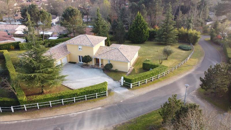 Propriété - 210 m² - 10 pièces