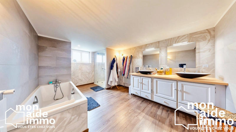 Maison - 249 m² - 7 pièces