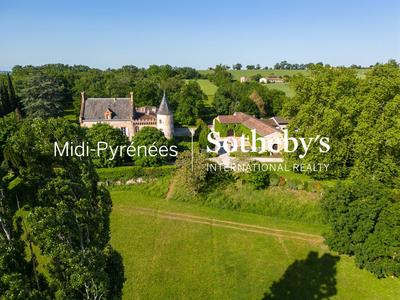 Château - 1 573 m² - 36 pièces