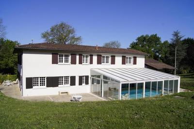 Propriété - 256 m² - 9 pièces