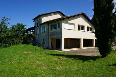 Maison - 219 m² - 9 pièces