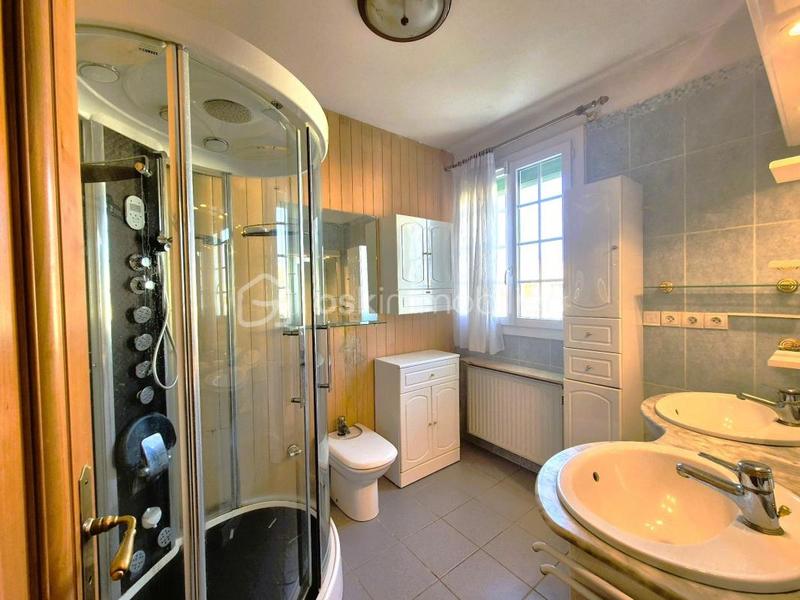 Maison traditionnelle - 162 m² - 6 pièces