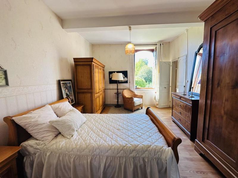 Propriété - 190 m² - 8 pièces