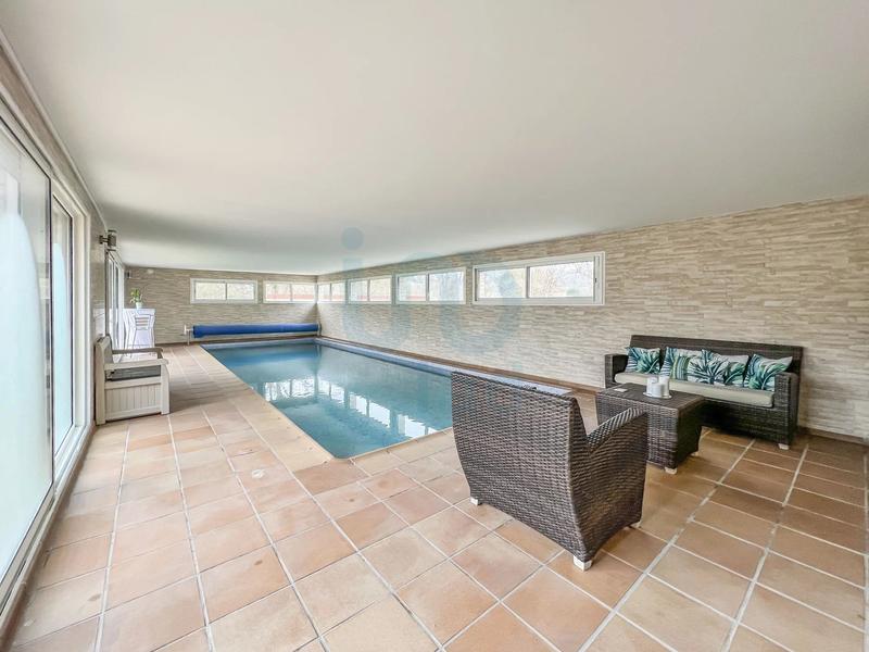 Maison traditionnelle - 363 m² - 10 pièces