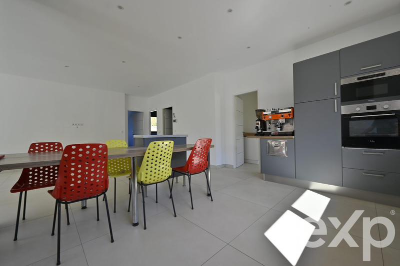 Maison - 202 m² - 5 pièces