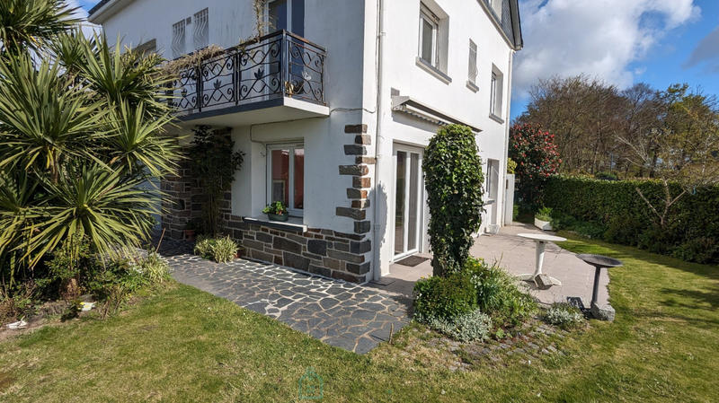 Maison - 168 m² - 9 pièces