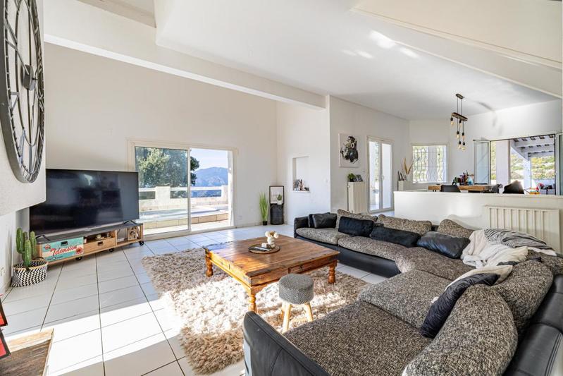 Maison - 242 m² - 5 pièces