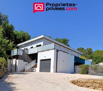 Propriété - 225 m² - 8 pièces