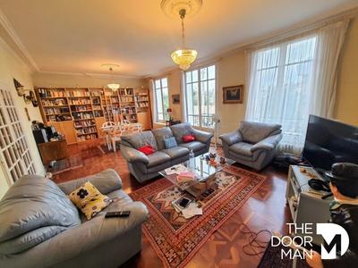 Propriété - 242 m² - 9 pièces