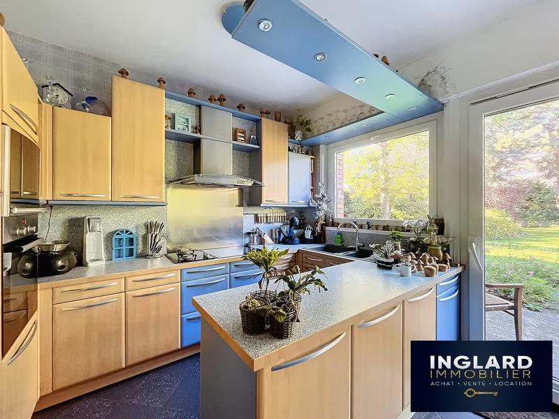 Maison - 243 m² - 10 pièces