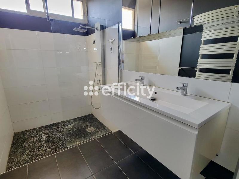 Maison - 210 m² - 5 pièces