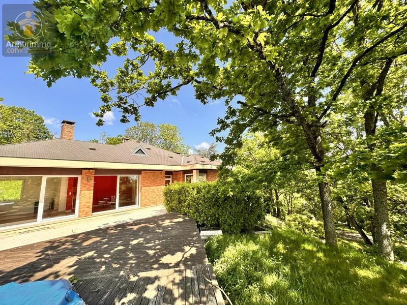 Maison - 240 m² - 6 pièces