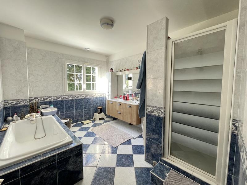 Maison traditionnelle - 220 m² - 7 pièces