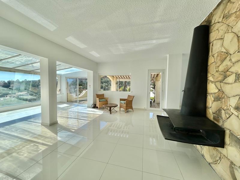 Maison - 240 m² - 8 pièces