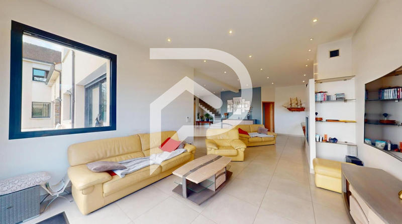 Maison - 696 m² - 12 pièces