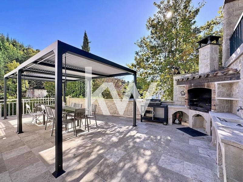 Maison - 245 m² - 8 pièces