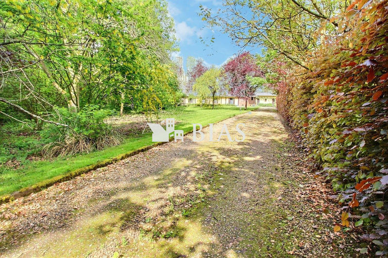 Maison - 210 m² - 11 pièces