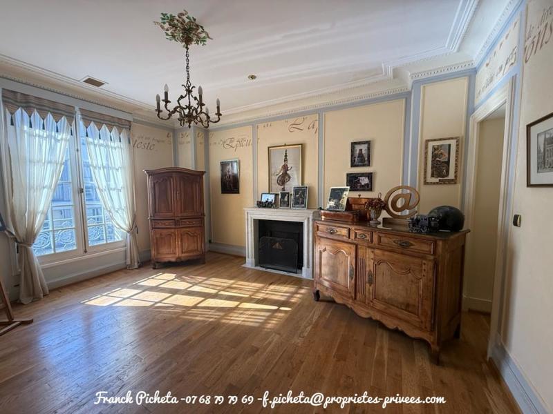 Demeure - 1 000 m² - 17 pièces