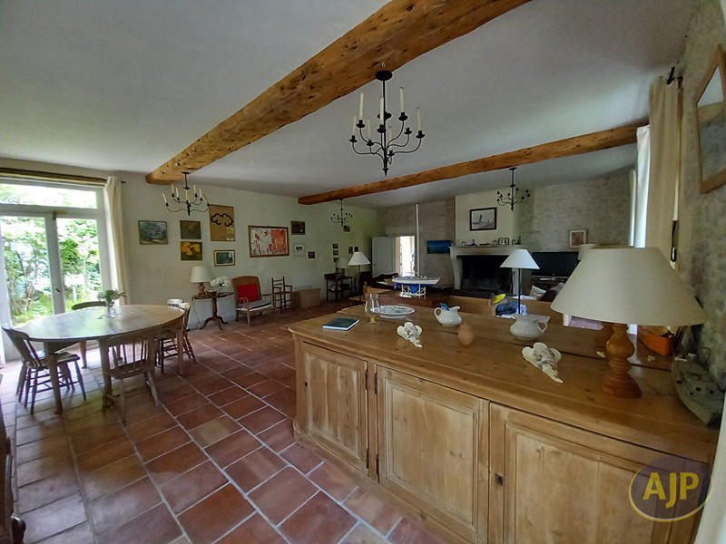 Maison - 407 m² - 9 pièces