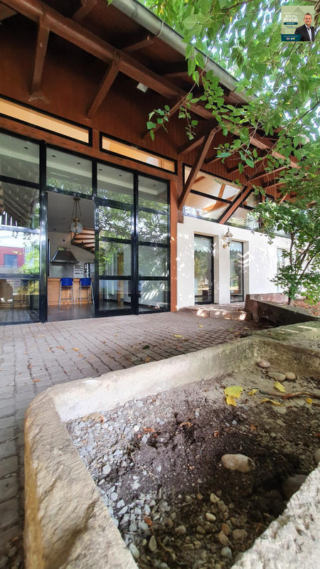 Maison - 256 m² - 8 pièces