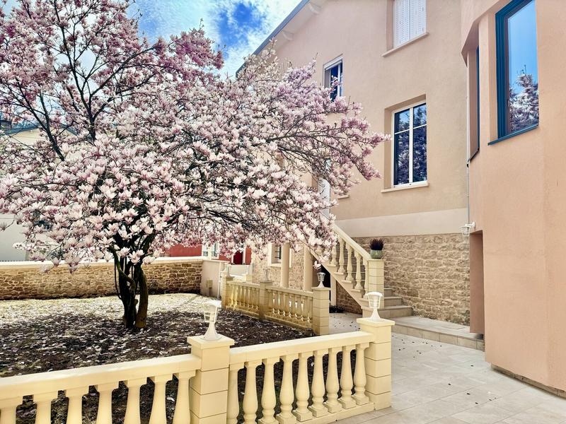 Maison - 230 m² - 8 pièces