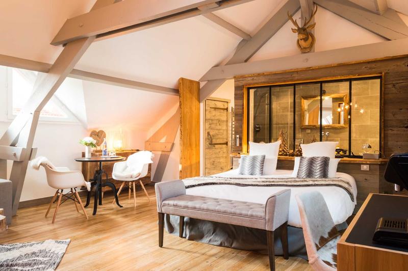 Demeure - 1 736 m² - 30 pièces