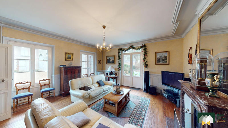 Maison - 247 m² - 8 pièces