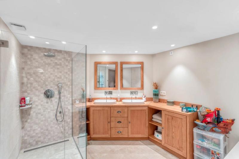 Villa - 265 m² - 6 pièces