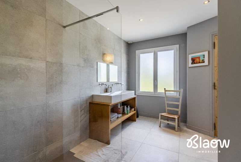 Maison contemporaine - 253 m² - 7 pièces