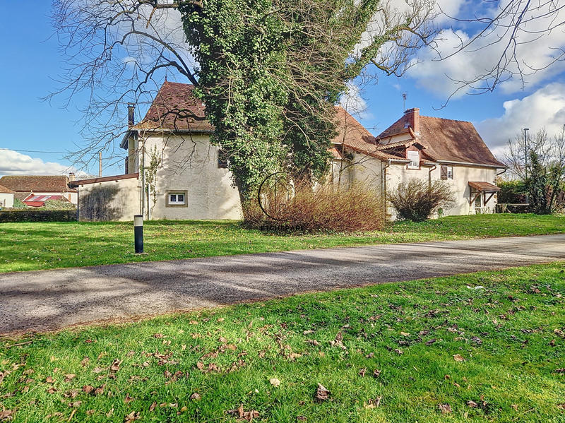 Propriété - 1 200 m² - 50 pièces