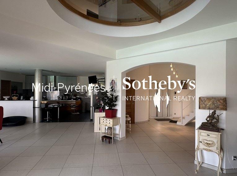 Maison - 350 m² - 9 pièces