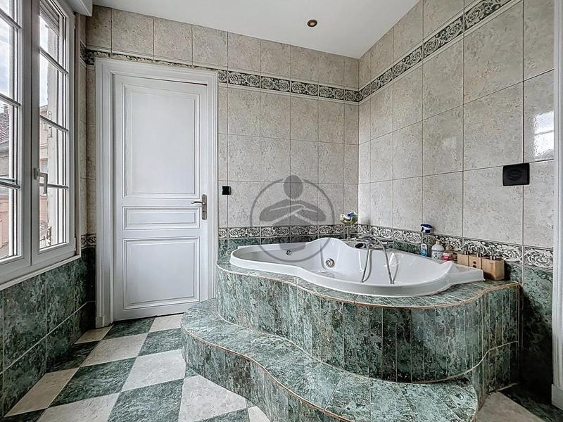 Maison - 237 m² - 9 pièces