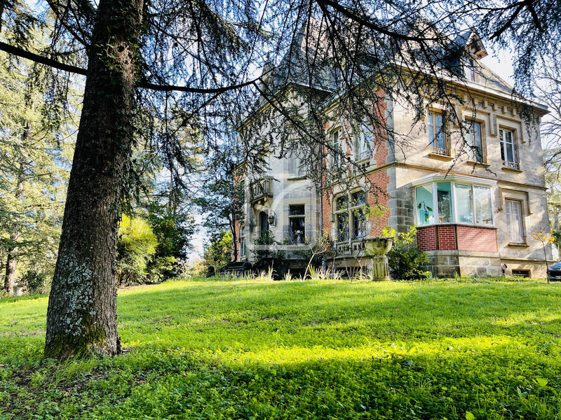 Maison - 525 m² - 16 pièces