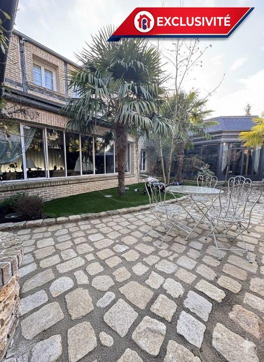 Demeure - 710 m² - 15 pièces