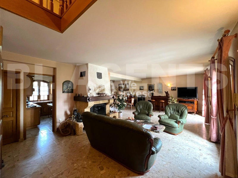 Maison - 205 m² - 9 pièces