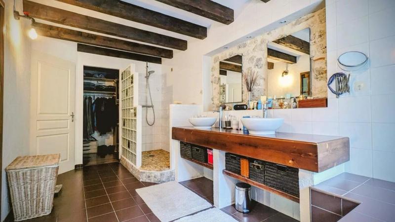 Propriété - 237 m² - 6 pièces