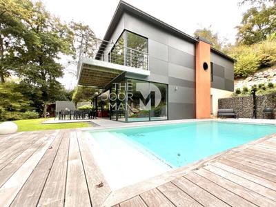 Maison - 239 m² - 7 pièces