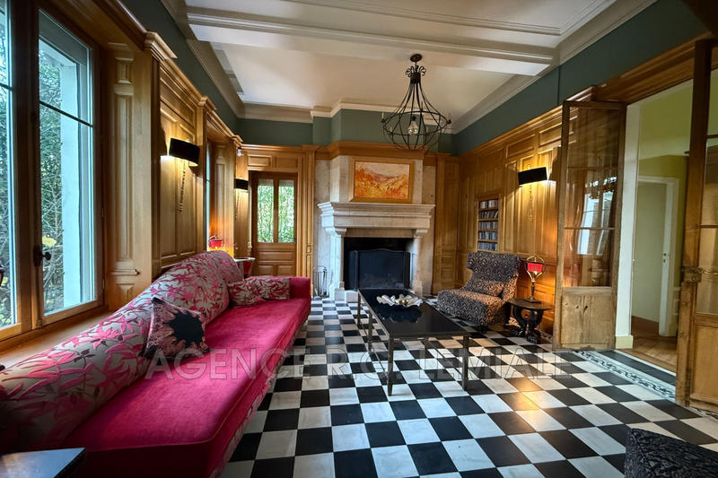 Maison - 326 m² - 12 pièces