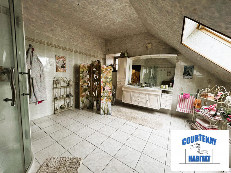 Maison traditionnelle - 280 m² - 7 pièces