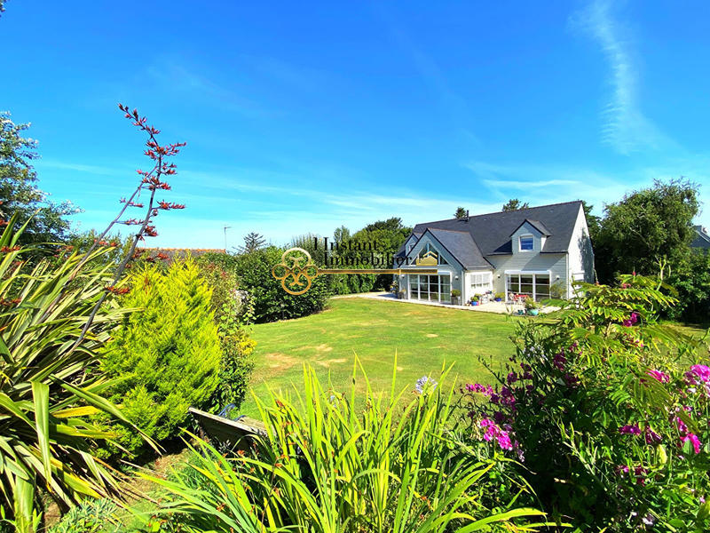 Demeure - 221 m² - 8 pièces