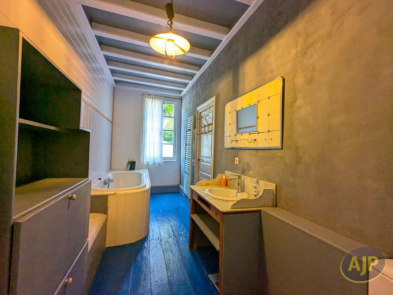 Maison - 230 m² - 7 pièces