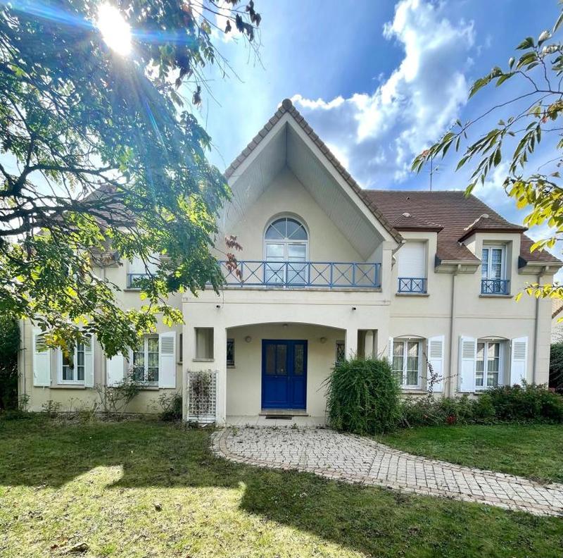 Maison - 280 m² - 9 pièces