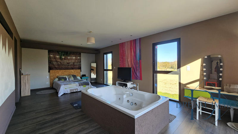 Maison - 235 m² - 6 pièces