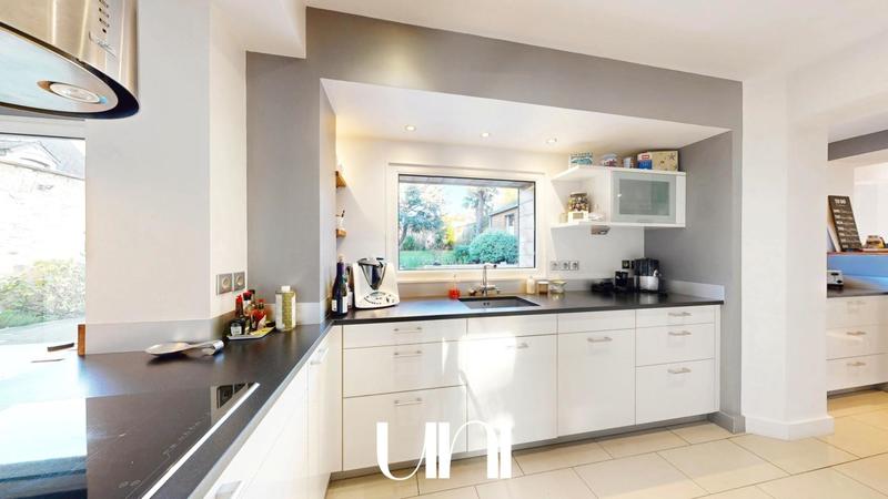 Maison - 232 m² - 8 pièces