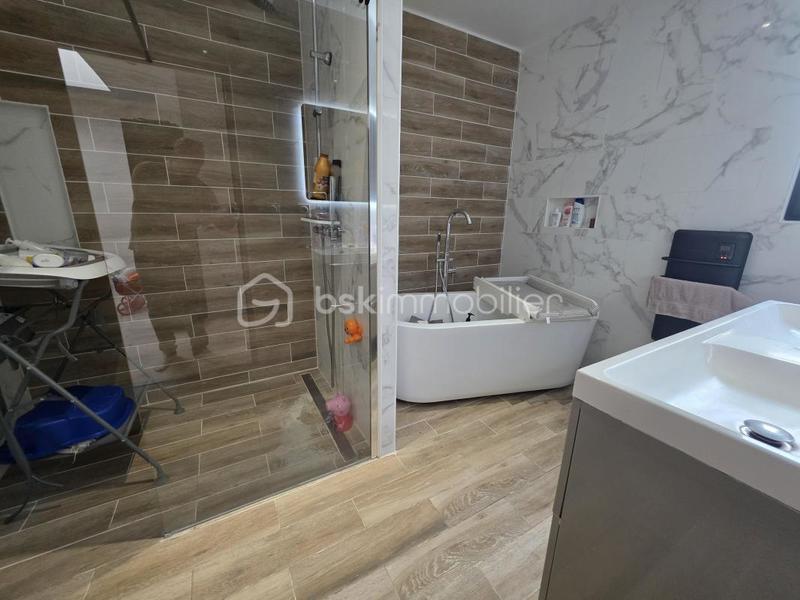 Maison - 240 m² - 6 pièces