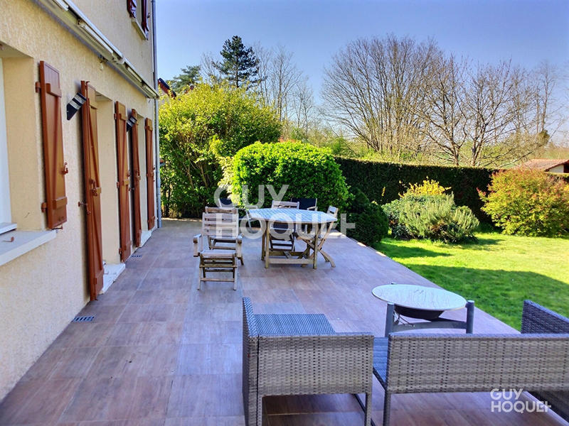 Maison - 220 m² - 9 pièces