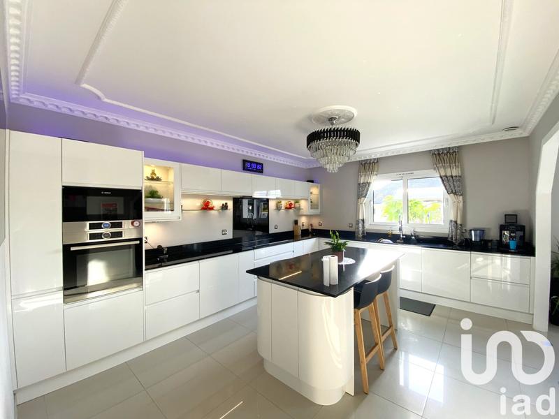 Maison - 325 m² - 10 pièces