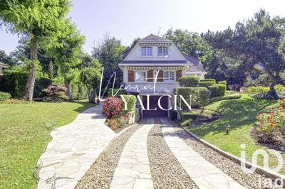 Maison - 233 m² - 8 pièces