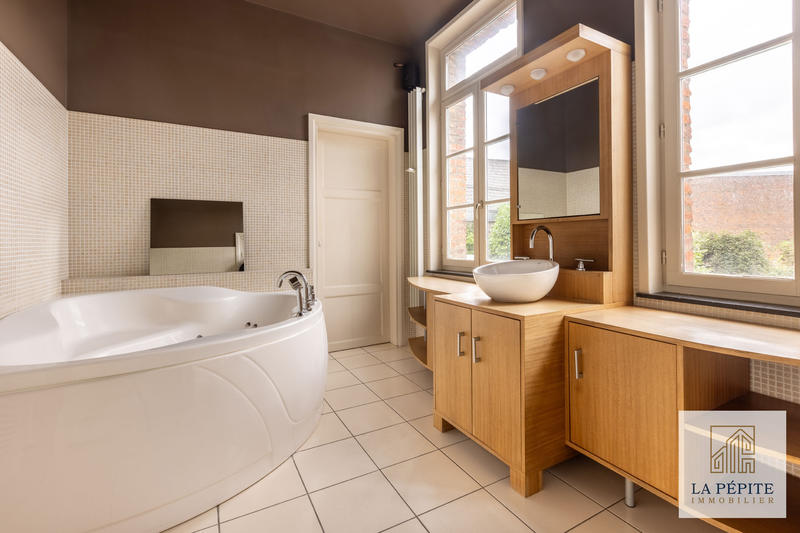 Maison - 306 m² - 10 pièces